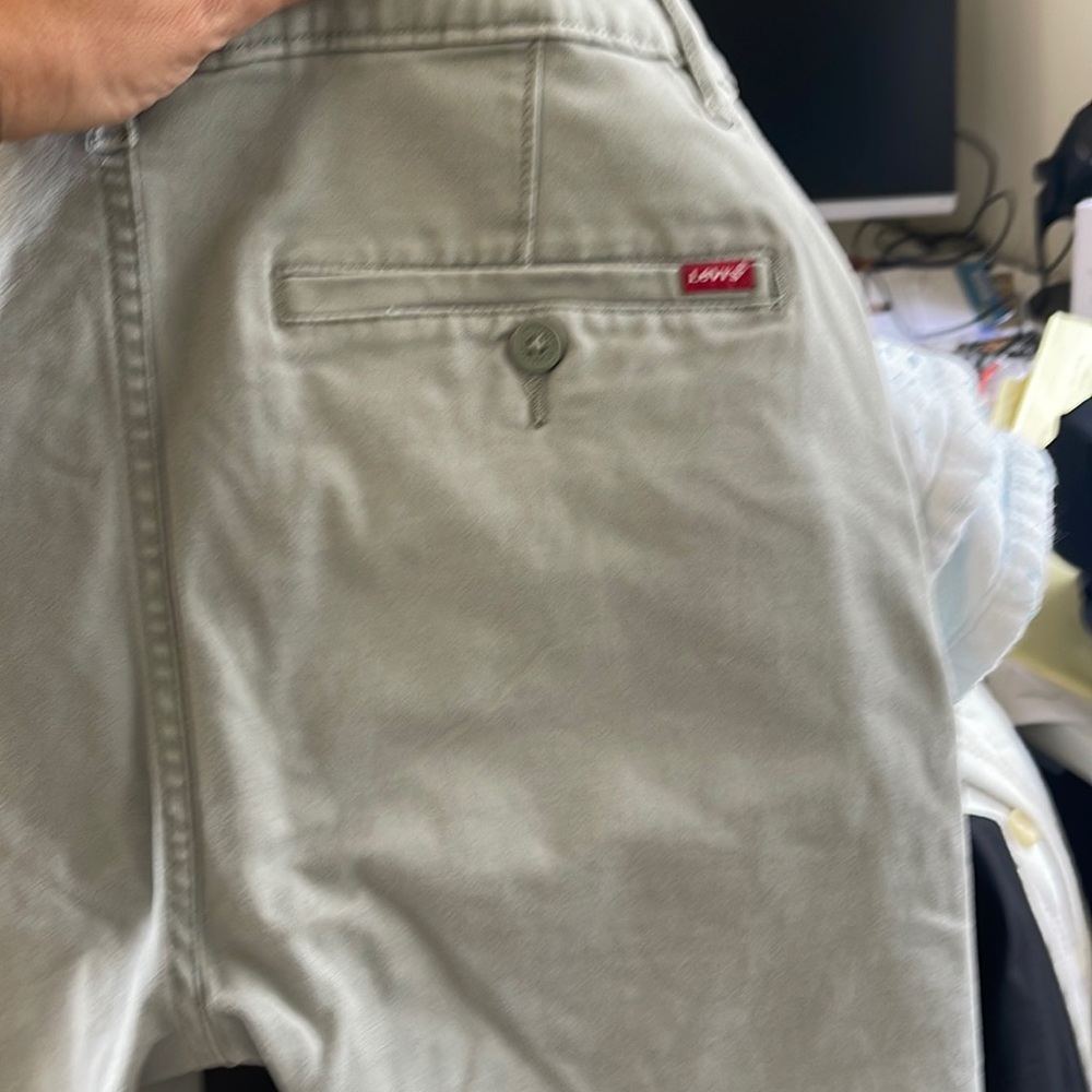 Men’s Levi’s casual pant. Light grey. Size 31x32